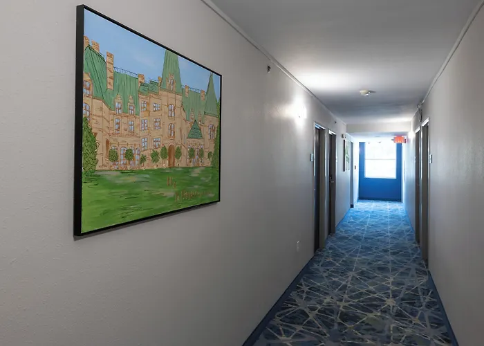 Hotel near College: Rodeway Inn & Suites Near Outlet Mall - Asheville