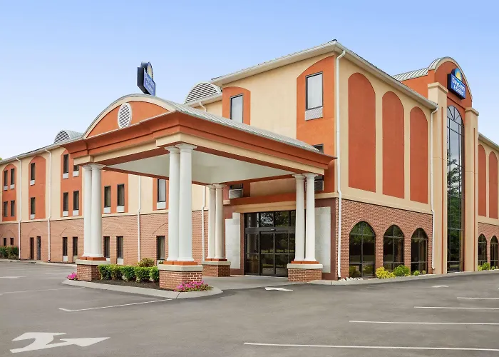 Motel: Days Inn & Suites By Wyndham Murfreesboro