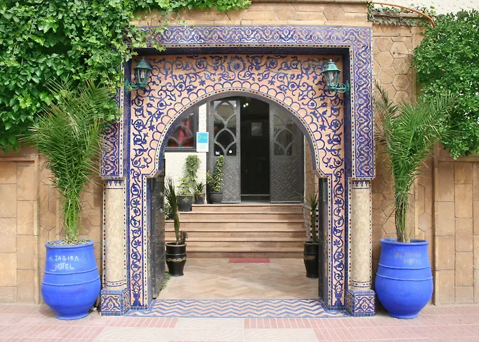 Hotel with pool: Al Jasira