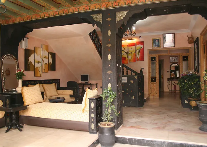 Hotel with pool: Al Jasira