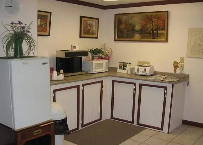 Cheap hotel: Red Carpet Inn And Suites Plymouth