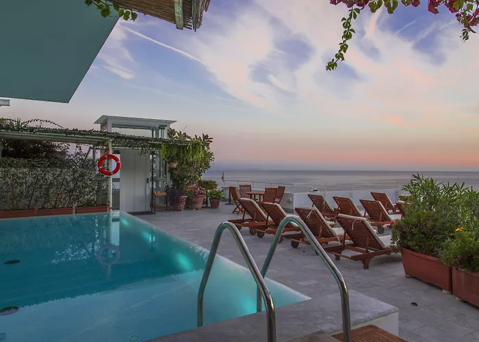 Hotel met zwembad: Hotel Marina Riviera