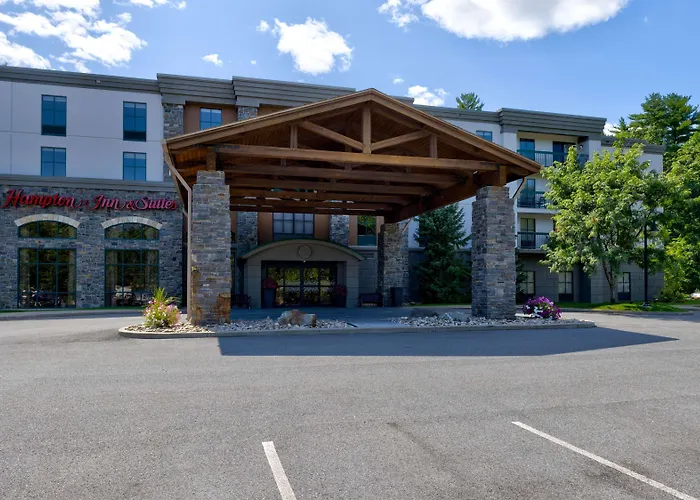 Hotel with pool: Hampton Inn & Suites Lake George