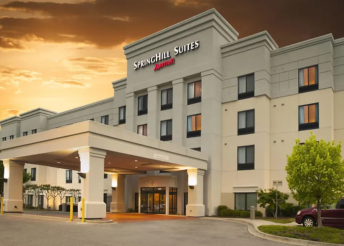 Hotel with pool: Springhill Suites Birmingham Colonnade