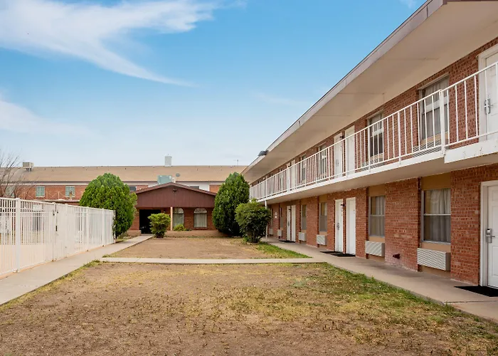 Pet Friendly hotel: Baymont By Wyndham Deming