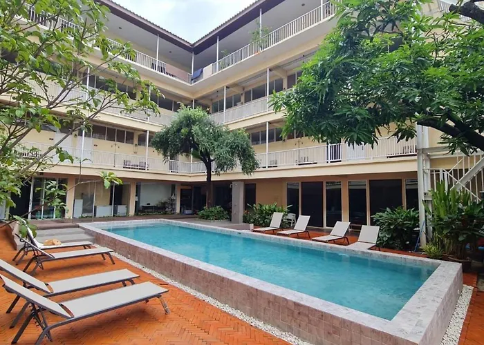  Feung Nakorn Balcony Rooms And Cafe