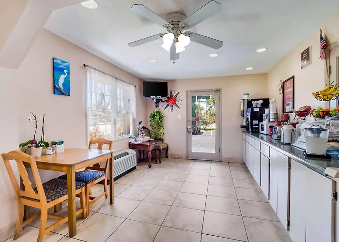 Pet Friendly hotel: Econo Lodge Walterboro I-95