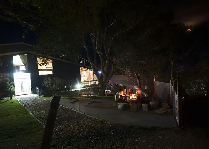 Hotel near College: Yha Thredbo