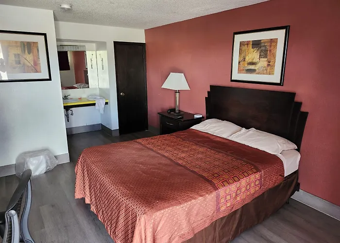 Motel: Airport Lodge