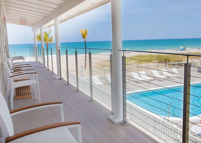Hotel with pool: Tides Inn Hotel