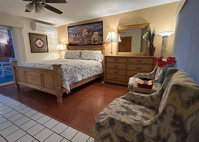 Cheap hotel: Casa Larrea Inn