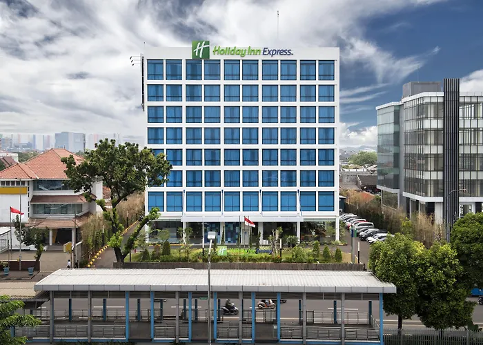 Central hotel: Holiday Inn Express Jakarta Matraman By Ihg