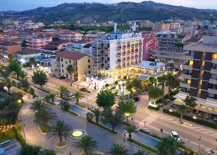 Hotel con piscina: Hotel Excelsior
