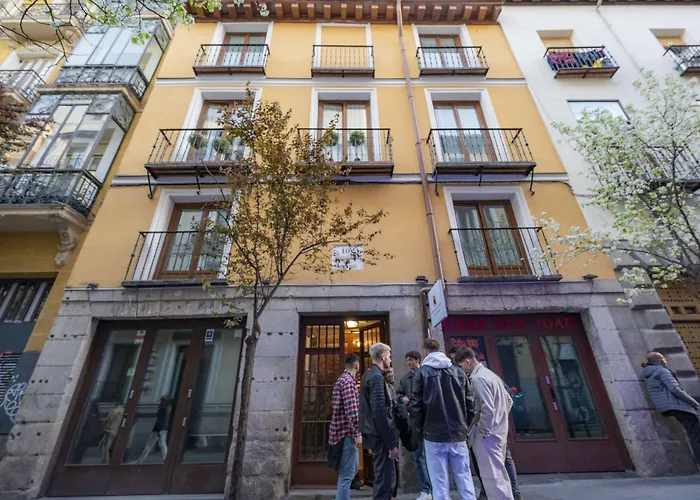 Hotel near College: Apartamentos Huertas