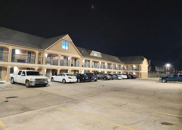 Luxury hotel only: Executive Inn