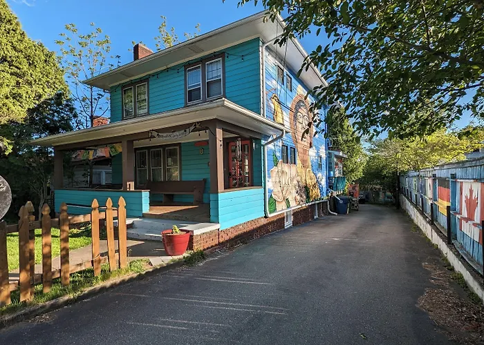 Hotel near College: Bon Paul & Sharky'S Hostel