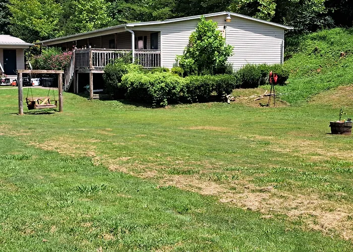 Pet Friendly hotel: Blue Sky Inn: Pet-Friendly Oasis with Renovated Rooms