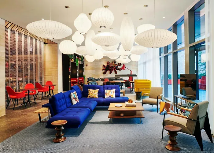 Luxury hotel only: Citizenm Chicago Downtown