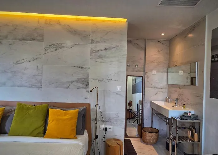 Hotel: Le Petit Trianon Et Le Charme Des Suites