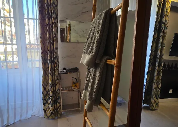 Hotel: Le Petit Trianon Et Le Charme Des Suites