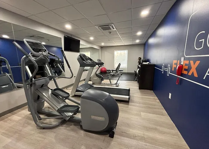 Pet Friendly hotel: Holiday Inn Express & Suites Destin - Miramar Beach By Ihg