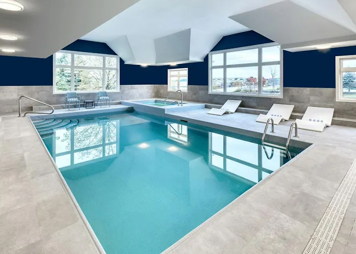 Hotel with pool: Four Points By Sheraton Barrie