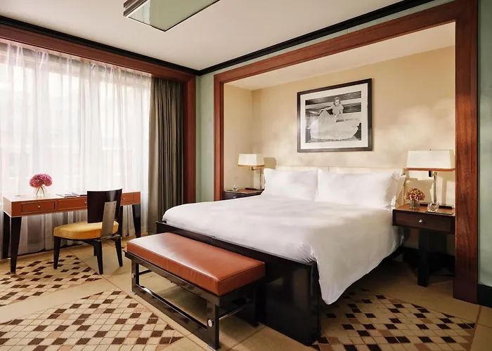 Hotel near College: 45 Park Lane - Dorchester Collection