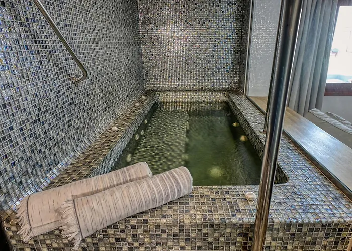 5 star hotel: Splendour Hotel And Suites