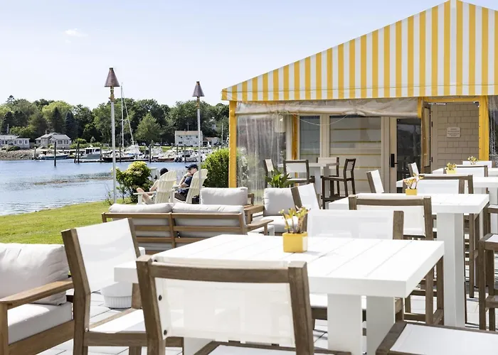 Pet Friendly hotel: Yachtsman Lodge & Marina