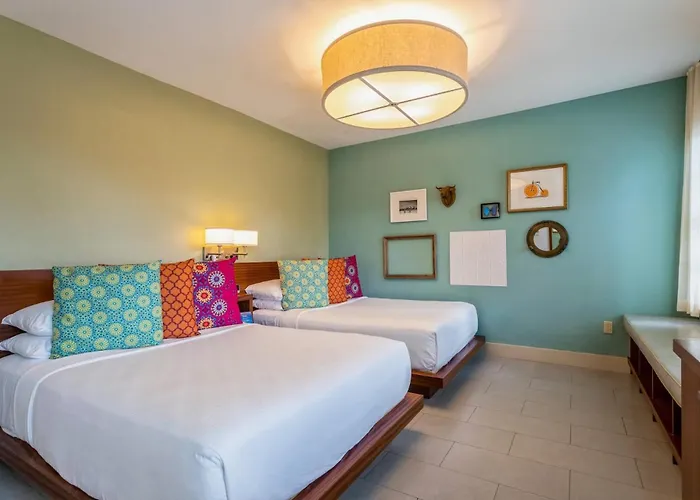 Pet Friendly hotel: Kasa El Paseo Miami Beach