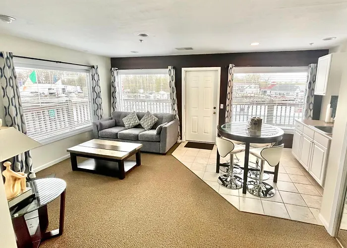 Cheap hotel: Old Harbor Inn