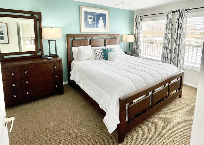 Cheap hotel: Old Harbor Inn