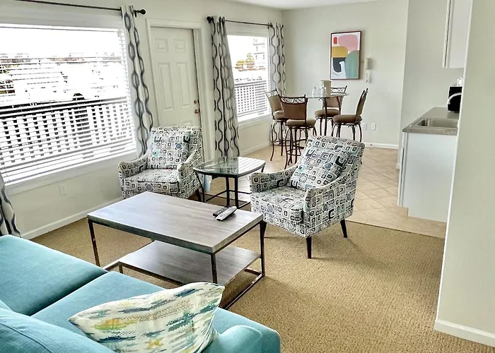 Cheap hotel: Old Harbor Inn