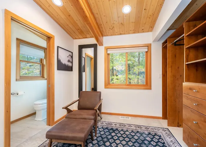 Pet Friendly hotel: Sleeping Lady Mountain Resort