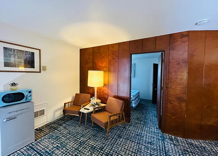 Hotel with view: Curly Redwood Lodge