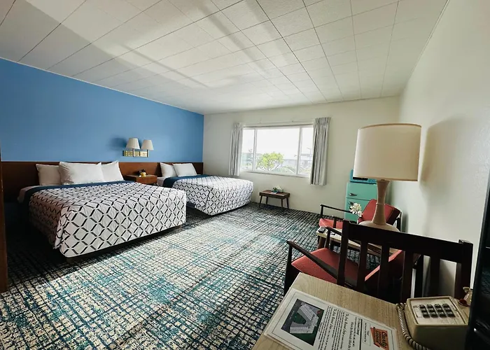 Hotel with view: Curly Redwood Lodge