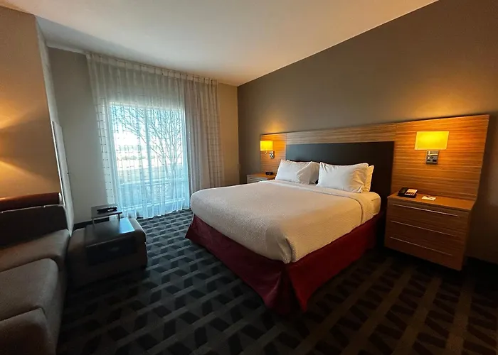 Hotel with pool: Towneplace Suites Fort Worth Northwest Lake Worth