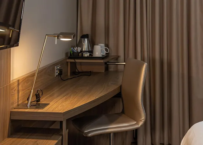 Hotel with Tennis: Holiday Inn London West By Ihg