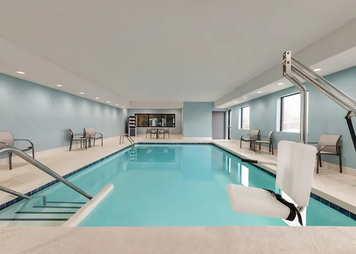 Pet Friendly hotel: Holiday Inn Express Hotel & Suites Edmond By Ihg