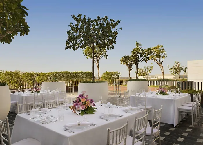 Hotel: Holiday Inn Dubai Al-Maktoum Airport By Ihg