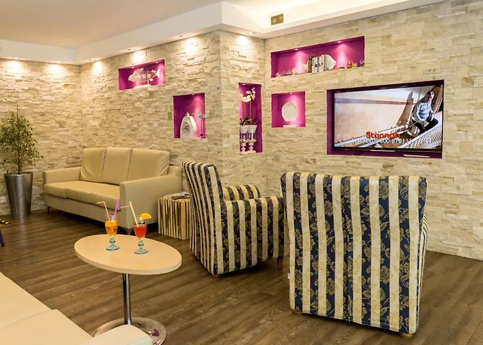 Hotel with pool: Hotel Rivamare