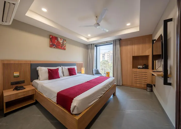 Saltstayz Select - Golf Course Road & Sector 57