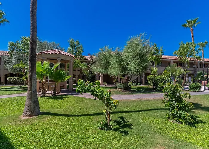 Dog friendly hotels La Fuente Inn & Suites