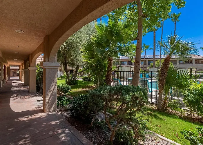 Dog friendly hotels La Fuente Inn & Suites