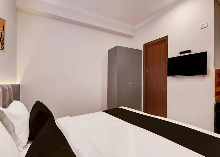 Cheap hotels O Rangpuri Mahipalpur