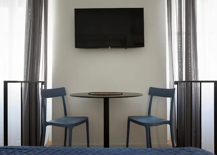 411 - Rooms & Apartments