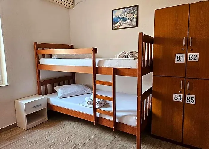 Luka'S Lodge Guesthouse & Hostel