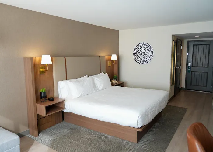 Holiday Inn & Suites Airport By Ihg