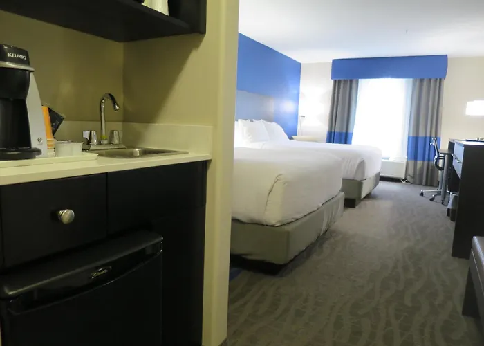 Hotels with tennis Holiday Inn & Suites Regina By Ihg