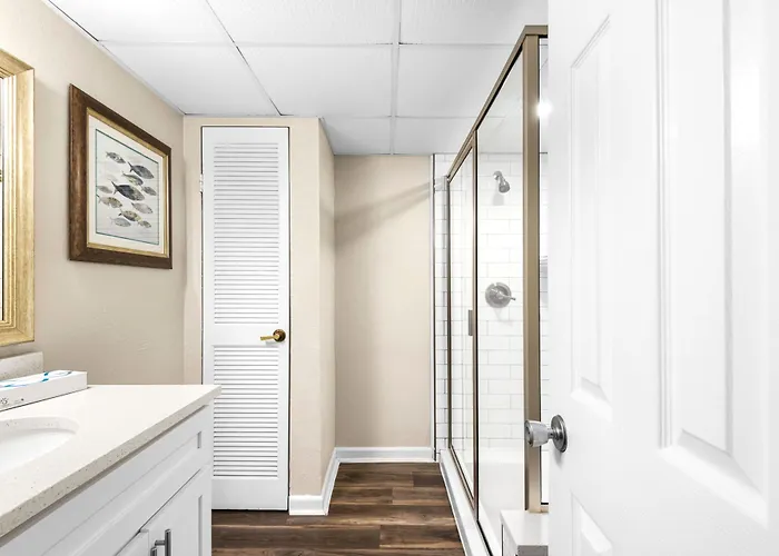 Hotels with pool Club Destin Condos